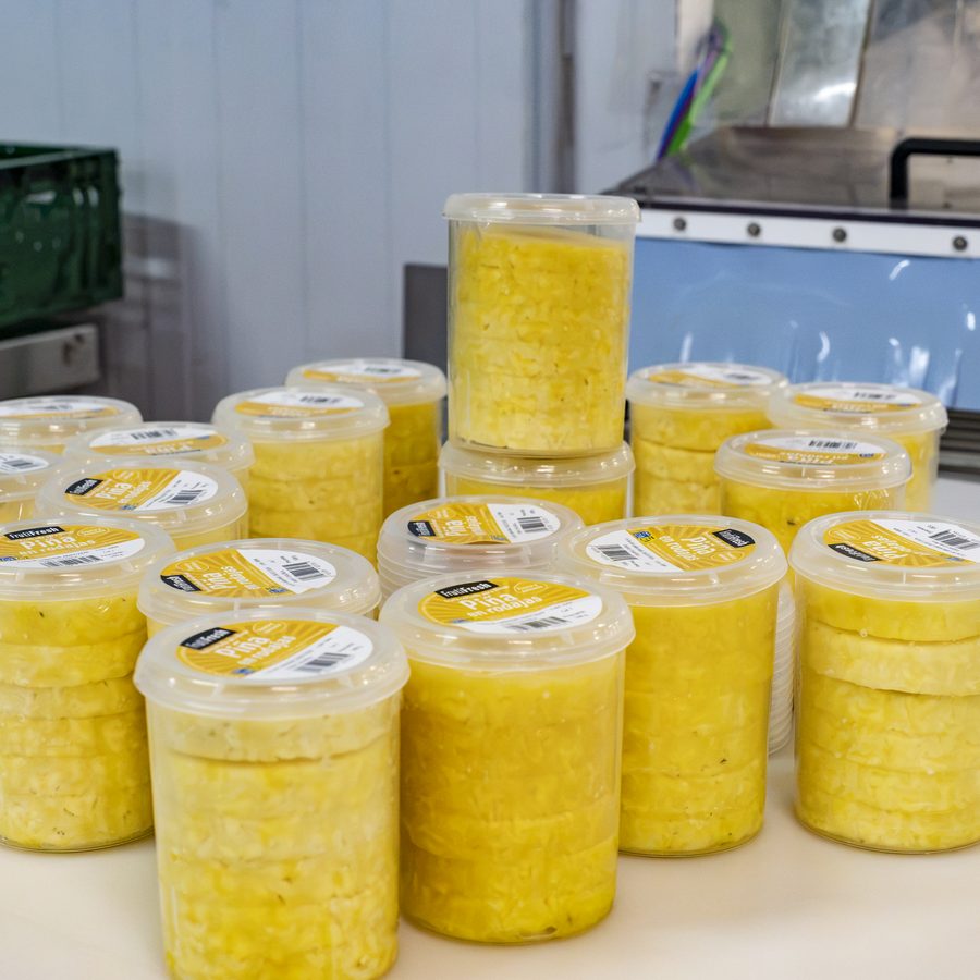 Tarrinas de piña ya envasadas apiladas antes de la expedición