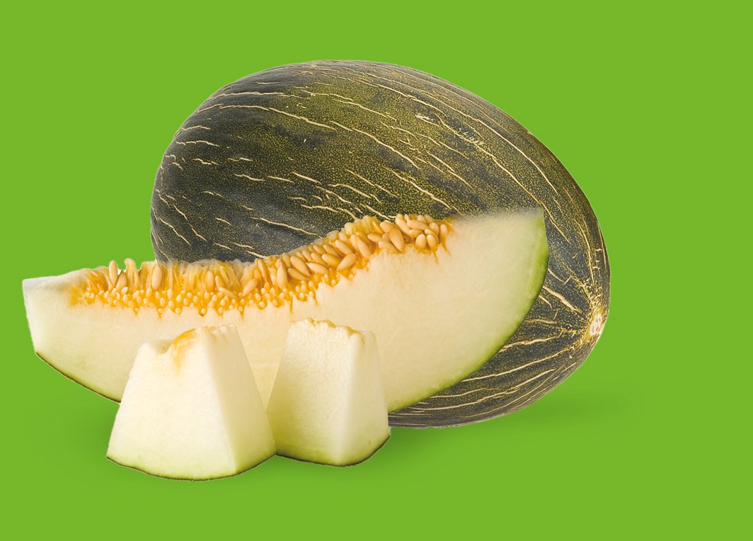 Melón piel de sapo entero, una cuña y dados de melón sobre fondo verde