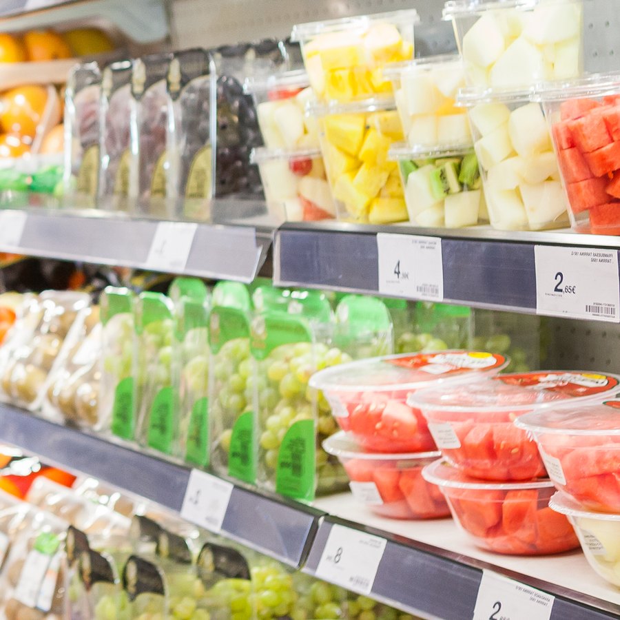 Lineal refrigerado de supermercado con tarrinas de fruta cortada
