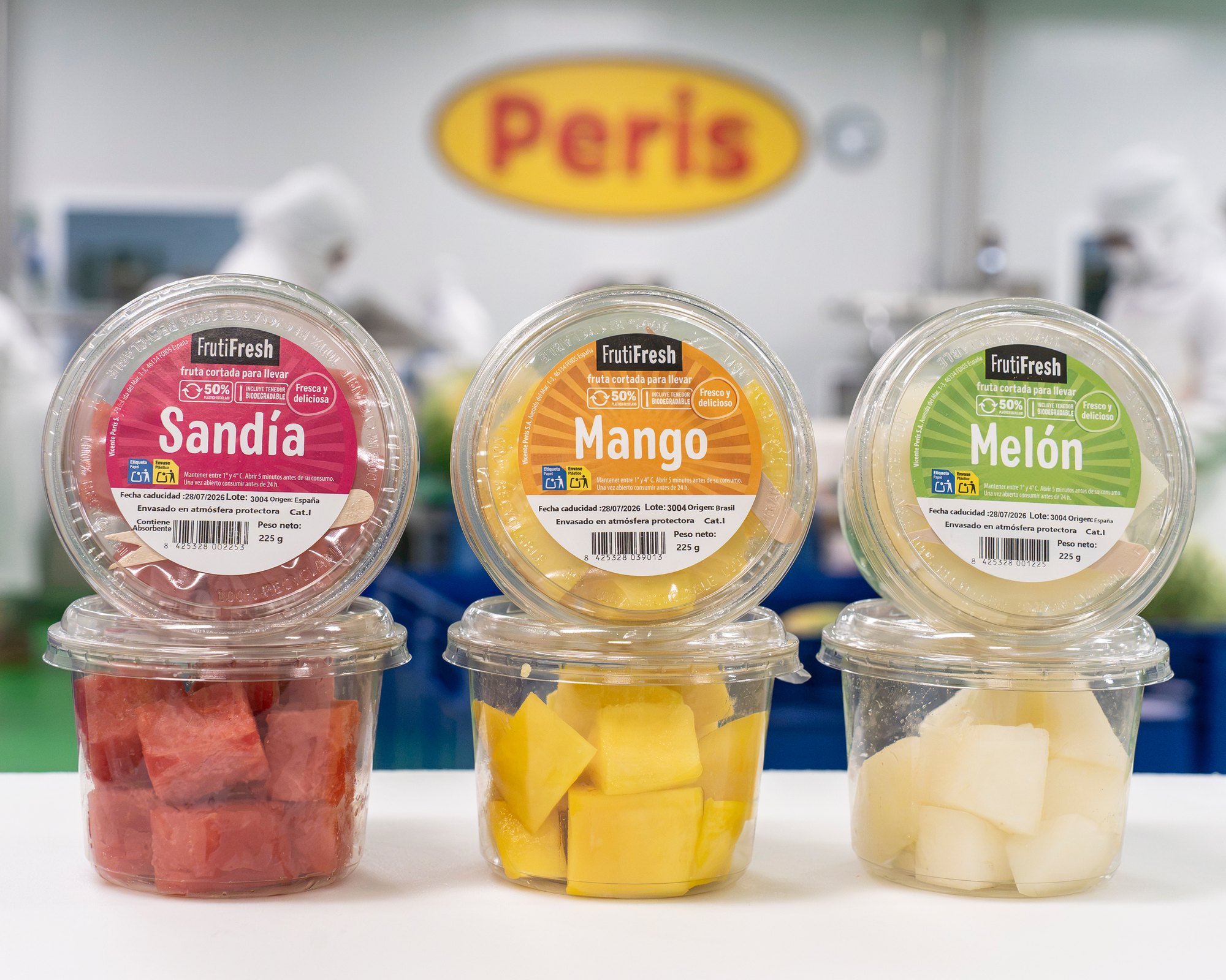 Tarrinas FrutiFresh de sandía, mango y melón sobre la mesa de la sala blanca certificada de Valencia